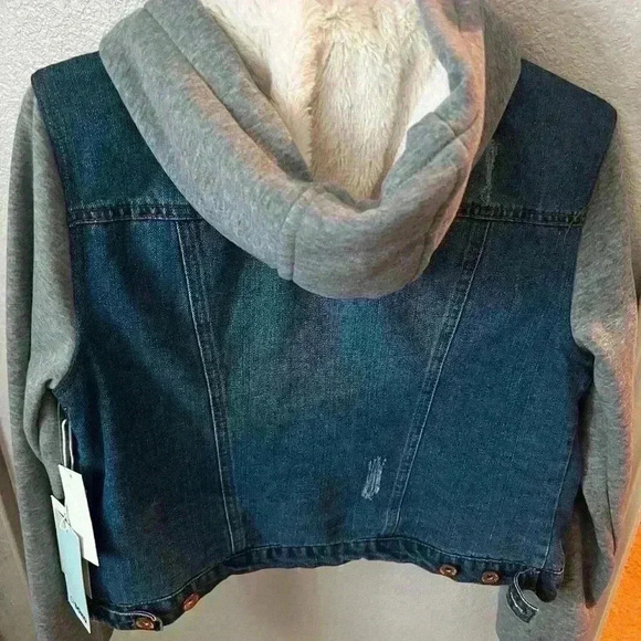 Womens jean jacket size medium, fuzzy on inside- NWT - Picture 4 of 4